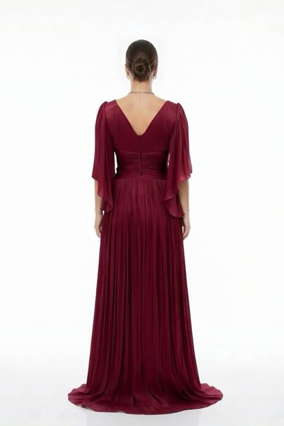 فستان سهرة بورغندي بياقة على شكل حرف V ومقاسات كبيرة، مكشكش ومزين بتفاصيل عند الخصر